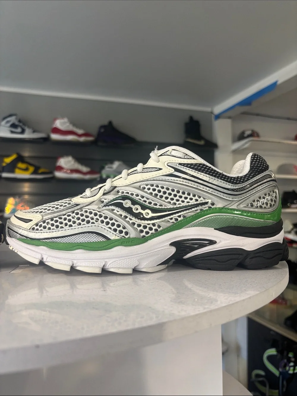 Saucony ProGrid Omni 9 in Silver/Green Mens Size 9